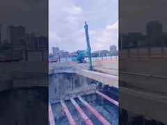 Excavadora com braço telescópico de três secções